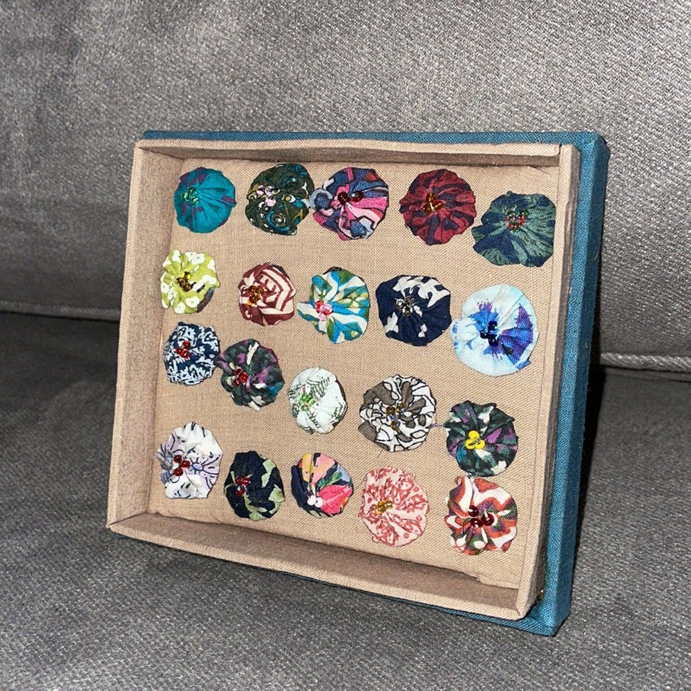 Vintage NWT.  Set of 20 Fabric Push Pins.  Made in India. - Picture 2 of 4